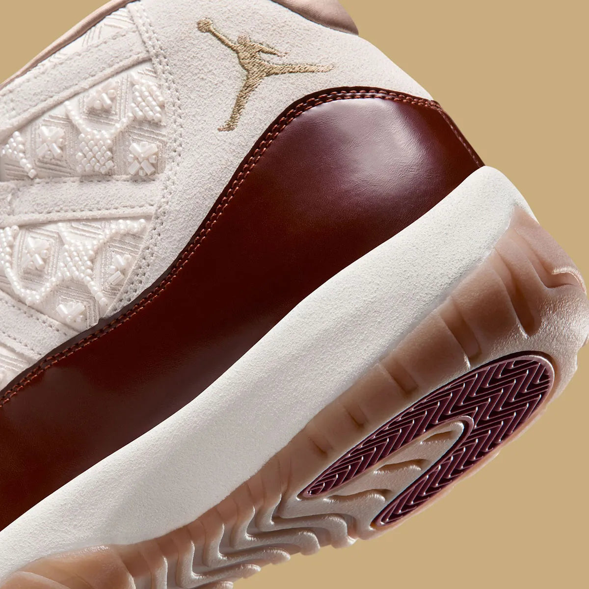 Sneakers Air Jordan 11 Retro China blanches et rouges en cuir verni avec semelle translucide et amorti Air