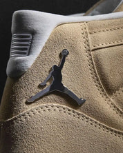 Sneakers Air Jordan 11 Retro H-Town rouges et blanches en mesh et cuir verni avec semelle translucide et amorti Air iconique.Vue zoomer arrière