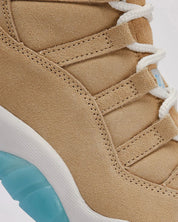 Vue zoomée sur le daim de la sneakers Air Jordan 11 Retro H-Town rouges en cuir verni et mesh technique avec semelle translucide et amorti Air iconique