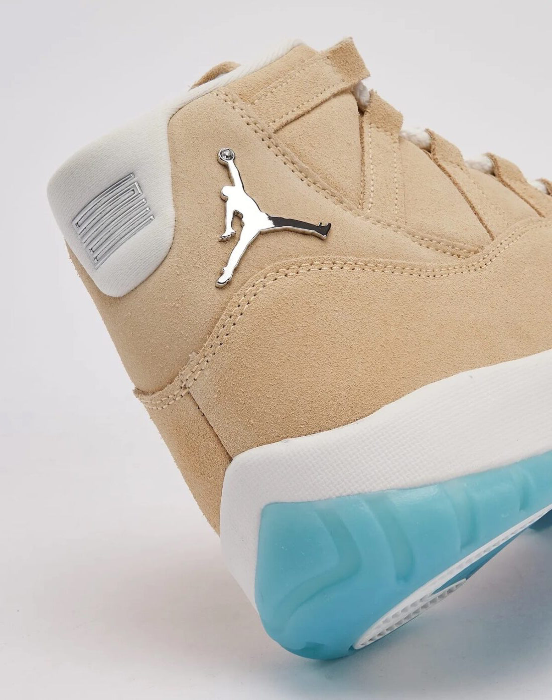 Sneakers Air Jordan 11 Retro H-Town rouges et blanches en mesh et cuir verni avec semelle translucide et amorti Air iconique.Vue zoomer arrière 