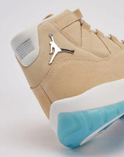 Sneakers Air Jordan 11 Retro H-Town rouges et blanches en mesh et cuir verni avec semelle translucide et amorti Air iconique.Vue zoomer arrière 