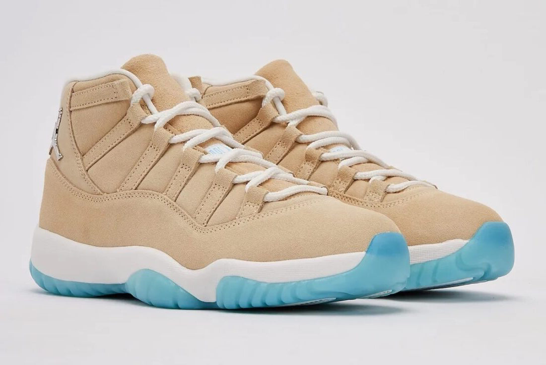 Sneakers Air Jordan 11 Retro H-Town rouges et blanches en mesh et cuir verni avec semelle translucide et amorti Air iconique.Vue de coté 