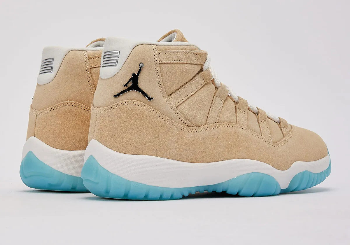 Sneakers Air Jordan 11 Retro H-Town rouges en cuir verni et mesh technique avec semelle translucide et amorti Air iconique vue de 3/4 arrière. 