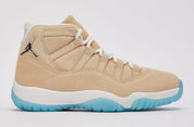 Sneakers Air Jordan 11 Retro H-Town rouges et blanches en mesh et cuir verni avec semelle translucide et amorti Air iconique.Vue de coté 