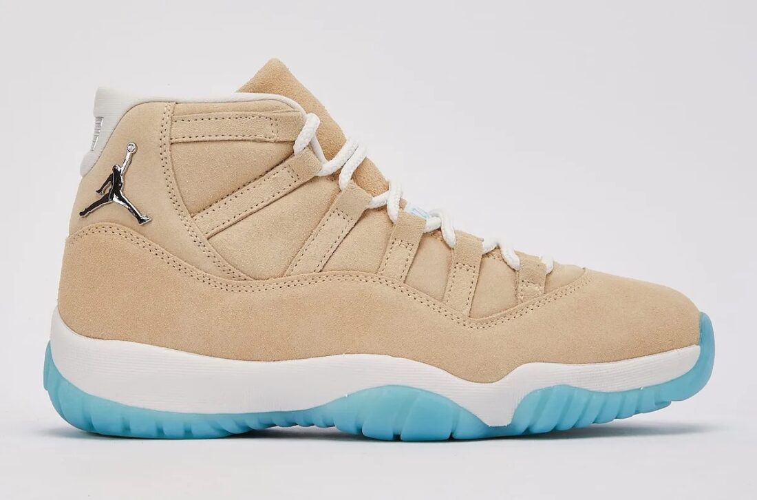 Sneakers Air Jordan 11 Retro H-Town rouges et blanches en mesh et cuir verni avec semelle translucide et amorti Air iconique.Vue de coté 