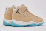 Sneakers Air Jordan 11 Retro H-Town rouges et blanches en mesh et cuir verni avec semelle translucide et amorti Air iconique.Vue de profil arrière 