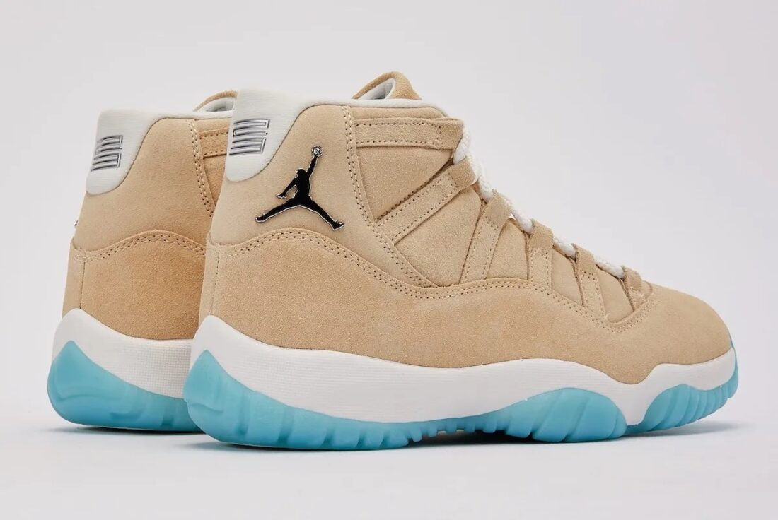 Sneakers Air Jordan 11 Retro H-Town rouges et blanches en mesh et cuir verni avec semelle translucide et amorti Air iconique.Vue de profil arrière 