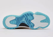 Sneakers Air Jordan 11 Retro H-Town rouges en cuir verni et mesh technique avec semelle translucide et amorti Air iconique vue de la semelle. 