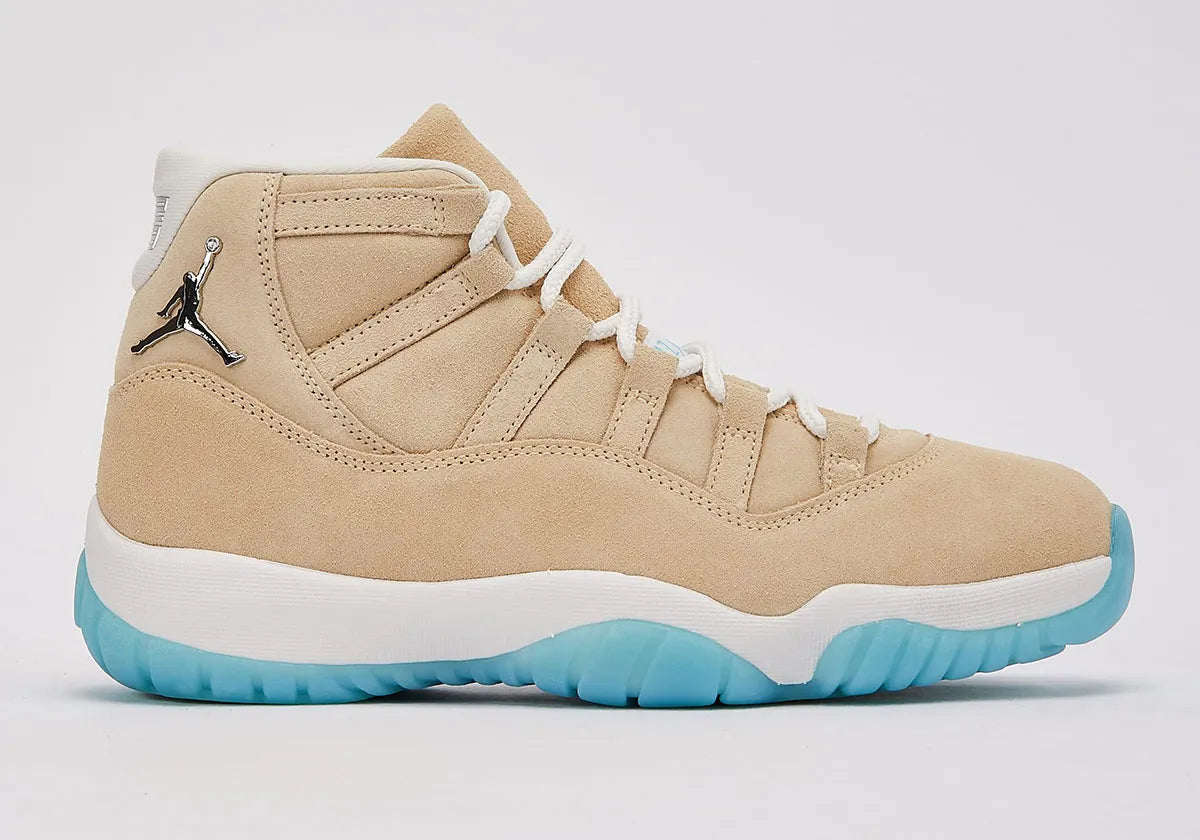 Sneakers Air Jordan 11 Retro H-Town rouges en cuir verni et mesh technique avec semelle translucide et amorti Air iconique vue de profil. 