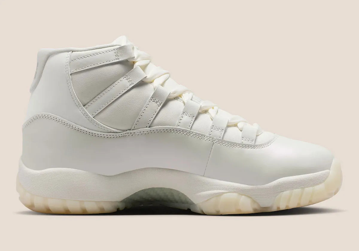 Sneakers Air Jordan 11 Retro Pearl femme blanches nacrées avec finition perlée et semelle translucide à amorti Air