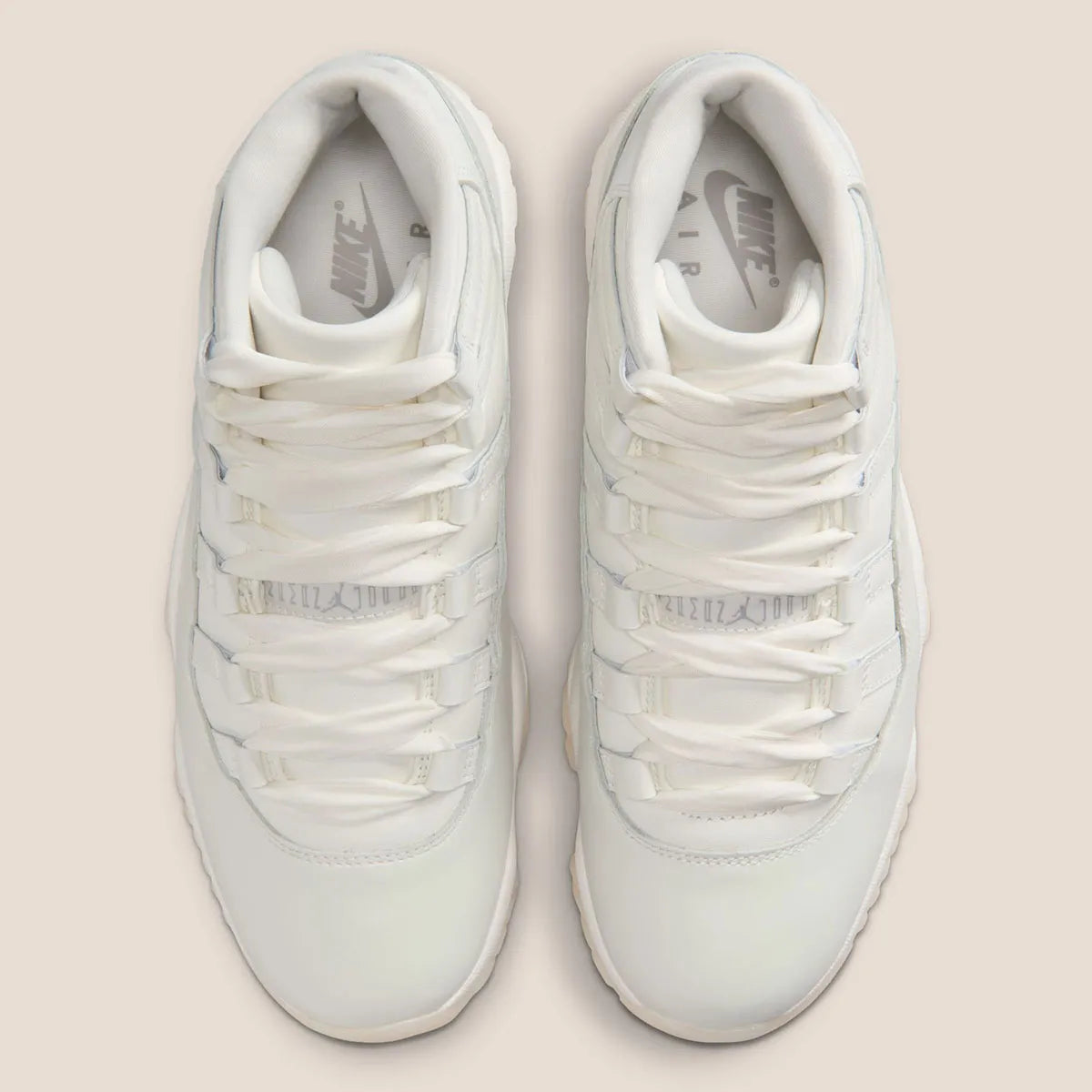 Sneakers Air Jordan 11 Retro Pearl femme blanches nacrées avec finition perlée et semelle translucide à amorti Air