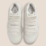Sneakers Air Jordan 11 Retro Pearl femme blanches nacrées avec finition perlée et semelle translucide à amorti Air