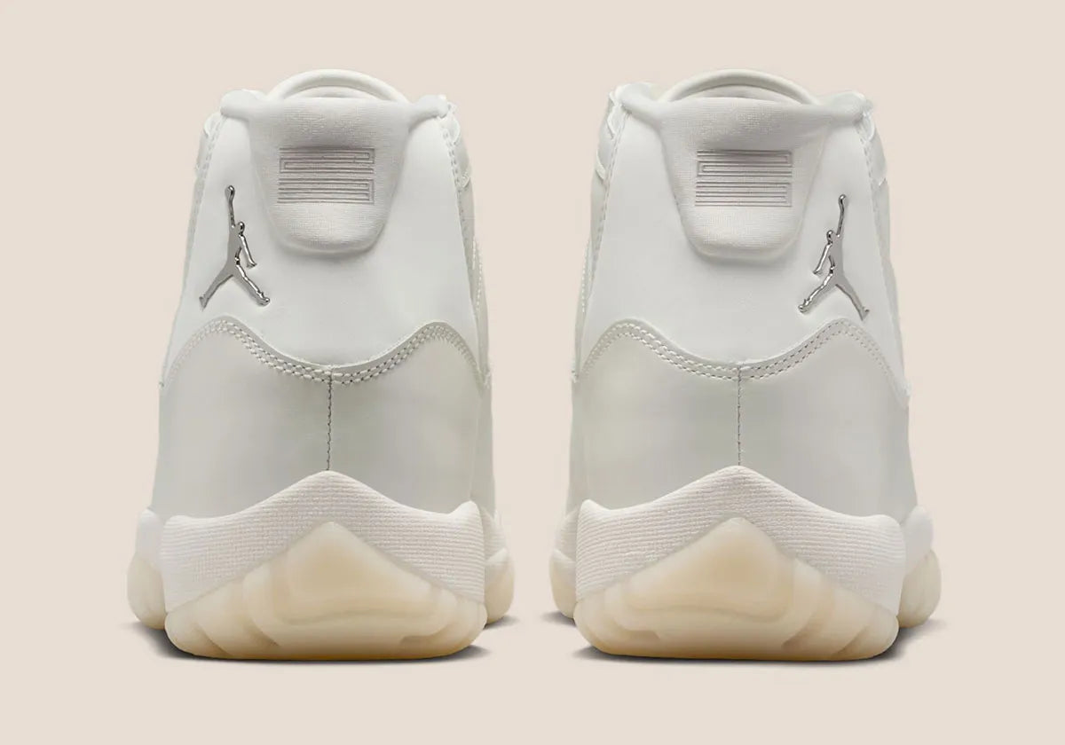 Sneakers Air Jordan 11 Retro Pearl femme blanches nacrées avec finition perlée et semelle translucide à amorti Air