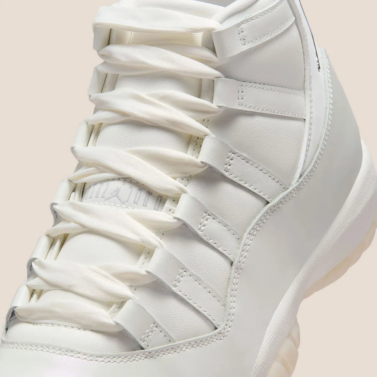 Sneakers Air Jordan 11 Retro Pearl femme blanches nacrées avec finition perlée et semelle translucide à amorti Air