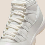Sneakers Air Jordan 11 Retro Pearl femme blanches nacrées avec finition perlée et semelle translucide à amorti Air