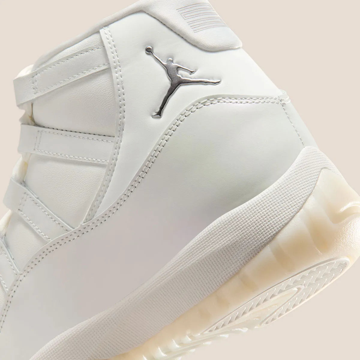 Sneakers Air Jordan 11 Retro Pearl femme blanches nacrées avec finition perlée et semelle translucide à amorti Air