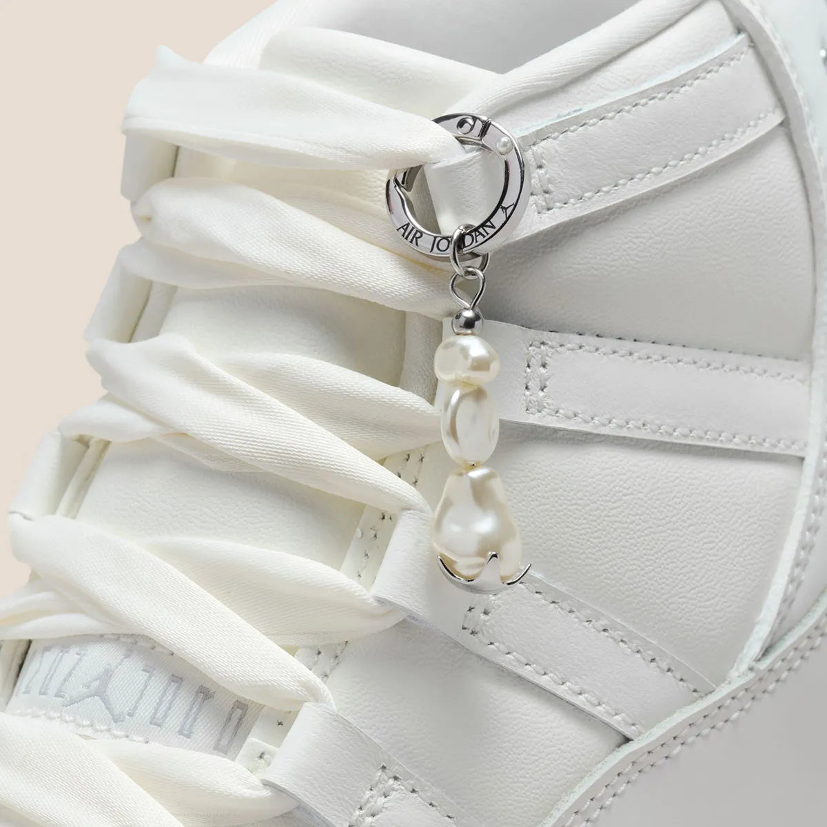 Sneakers Air Jordan 11 Retro Pearl femme blanches nacrées avec finition perlée et semelle translucide à amorti Air