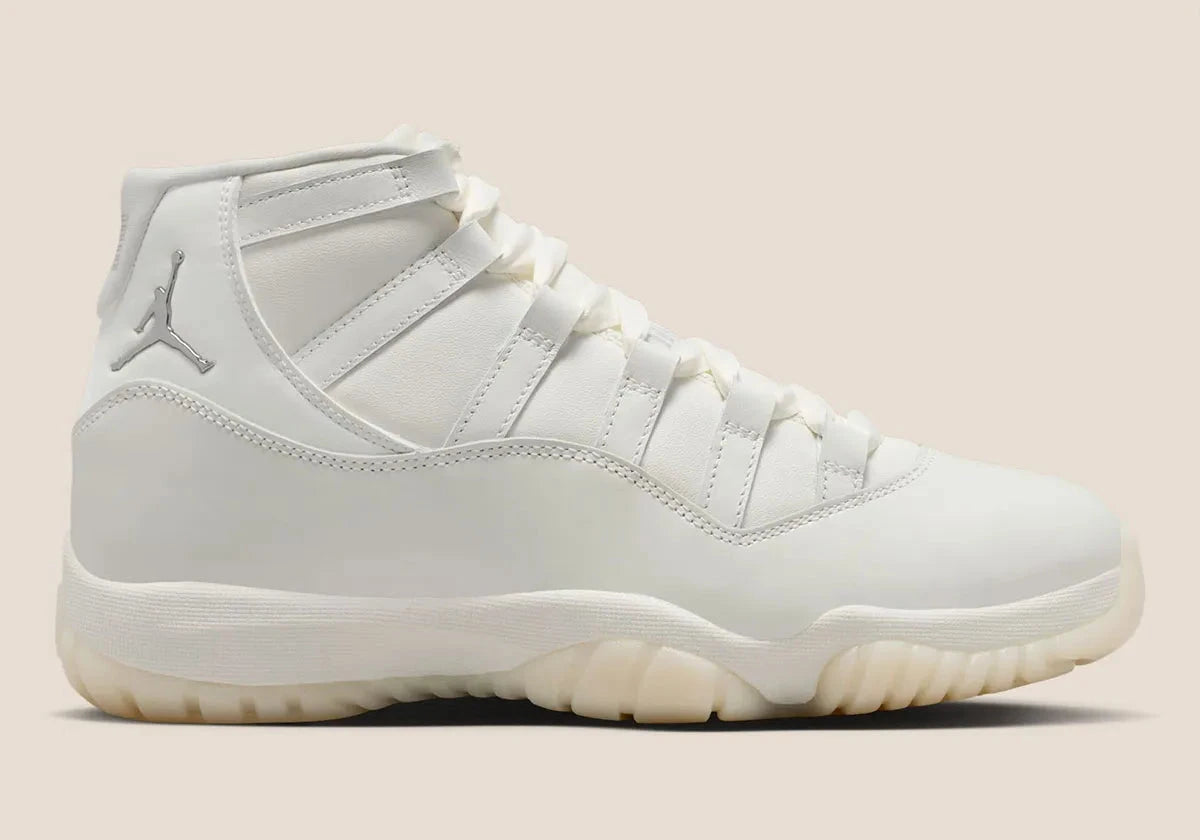 Sneakers Air Jordan 11 Retro Pearl femme blanches nacrées avec finition perlée et semelle translucide à amorti Air