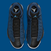 Air Jordan 13 Retro Brave Blue DJ5982-400 en bleu marine et noir avec détails blancs, Jumpman University Blue et hologramme latéral vue de dessus. 
