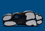 Air Jordan 13 Retro Brave Blue DJ5982-400 en bleu marine et noir avec détails blancs, Jumpman University Blue et hologramme latéral vue de dessous. 