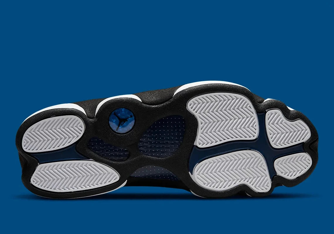 Air Jordan 13 Retro Brave Blue DJ5982-400 en bleu marine et noir avec détails blancs, Jumpman University Blue et hologramme latéral vue de dessous. 