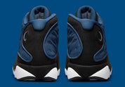 Air Jordan 13 Retro Brave Blue DJ5982-400 en bleu marine et noir avec détails blancs, Jumpman University Blue et hologramme latéral vue de derrière. 