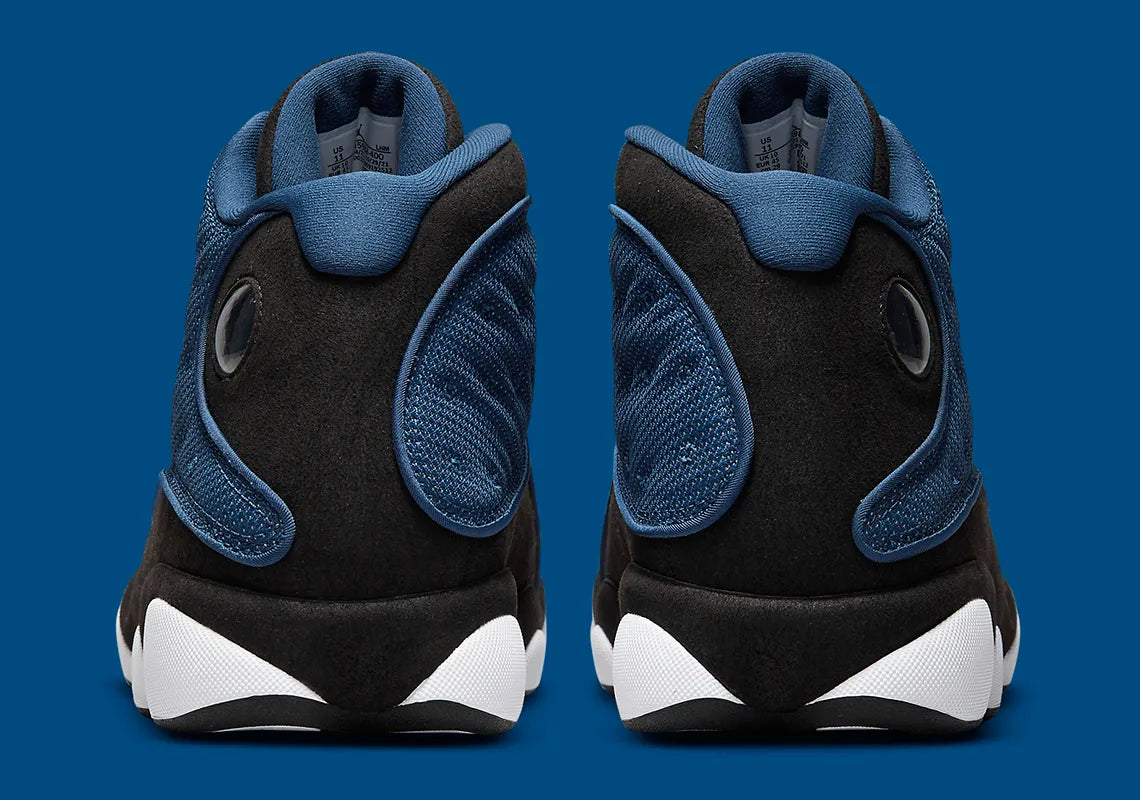 Air Jordan 13 Retro Brave Blue DJ5982-400 en bleu marine et noir avec détails blancs, Jumpman University Blue et hologramme latéral vue de derrière. 