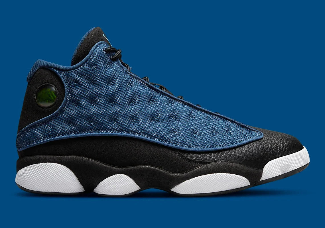 Air Jordan 13 Retro Brave Blue DJ5982-400 en bleu marine et noir avec détails blancs, Jumpman University Blue et hologramme latéral vue de profil. 