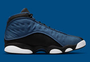 Air Jordan 13 Retro Brave Blue DJ5982-400 en bleu marine et noir avec détails blancs, Jumpman University Blue et hologramme latéral vue de profil intérieur. 