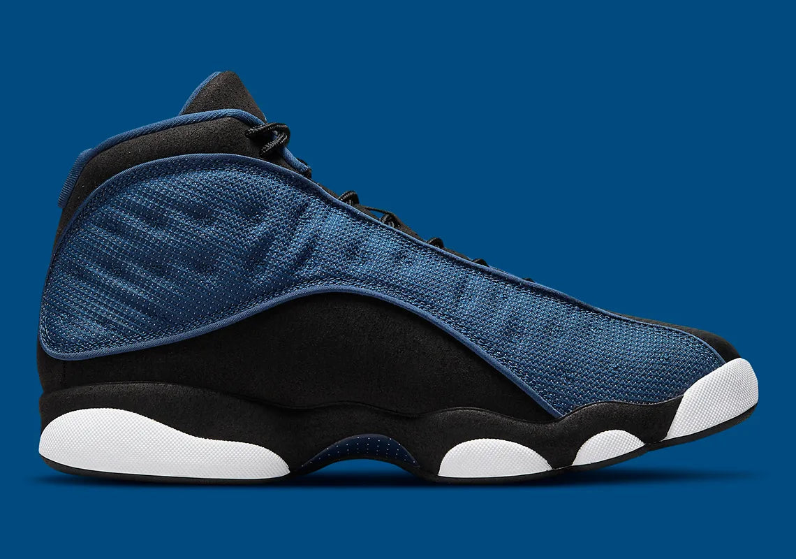 Air Jordan 13 Retro Brave Blue DJ5982-400 en bleu marine et noir avec détails blancs, Jumpman University Blue et hologramme latéral vue de profil intérieur. 
