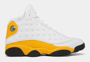 Air Jordan 13 Retro Del Sol 414571-167 en cuir blanc avec accents jaunes Del Sol, détails rouges, noirs et hologramme latéral vert vue de profil. 