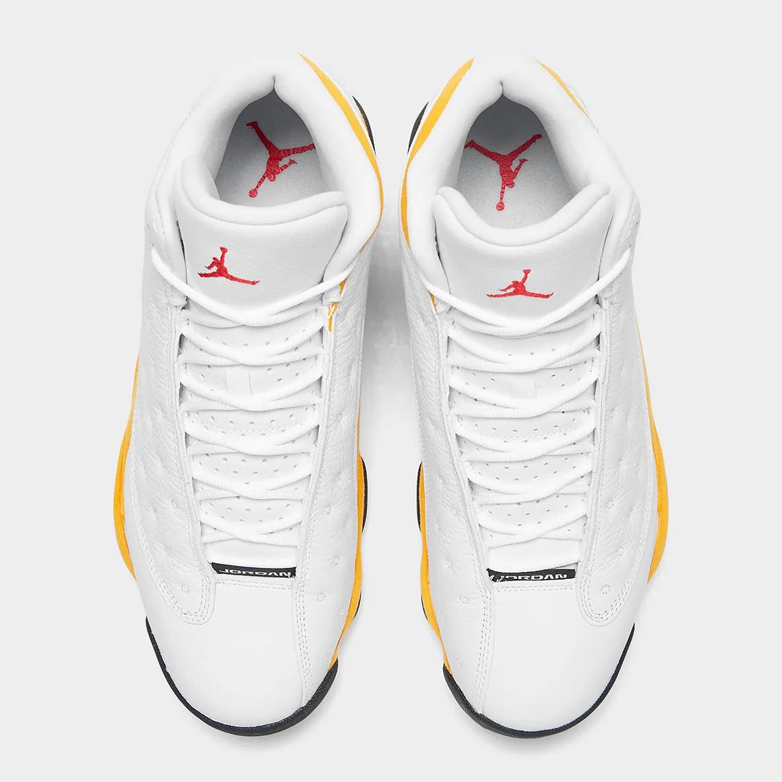 Air Jordan 13 Retro Del Sol 414571-167 en cuir blanc avec accents jaunes Del Sol, détails rouges, noirs et hologramme latéral vert vue du dessus. 