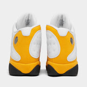 Air Jordan 13 Retro Del Sol 414571-167 en cuir blanc avec accents jaunes Del Sol, détails rouges, noirs et hologramme latéral vert vue de derrière. 