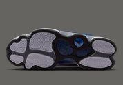 Air Jordan 13 Retro Flint 2026, sneaker Jordan Brand en cuir blanc, mesh réfléchissant bleu marine et suède Flint Grey avec amorti Zoom Air et œil holographique.