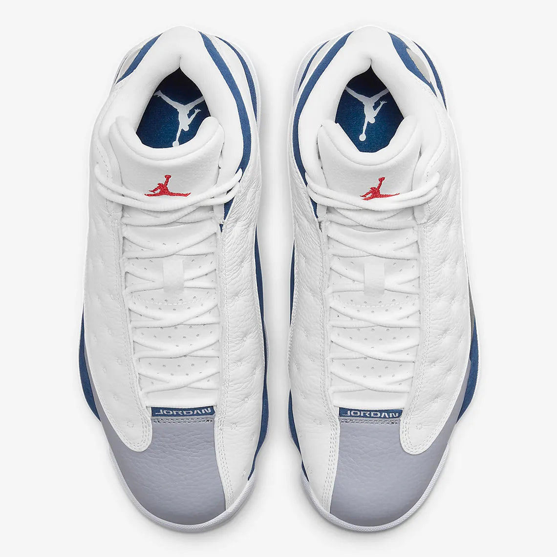 Air Jordan 13 Retro French Blue 414571-164 en cuir blanc avec panneaux French Blue, avant-pied gris, Jumpman rouge et hologramme latéral vue du dessus. 