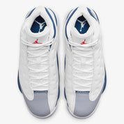 Air Jordan 13 Retro French Blue 414571-164 en cuir blanc avec panneaux French Blue, avant-pied gris, Jumpman rouge et hologramme latéral vue du dessus. 