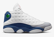 Air Jordan 13 Retro French Blue 414571-164 en cuir blanc avec panneaux French Blue, avant-pied gris, Jumpman rouge et hologramme latéral vue de profil. 