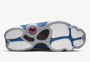 Air Jordan 13 Retro French Blue 414571-164 en cuir blanc avec panneaux French Blue, avant-pied gris, Jumpman rouge et hologramme latéral vue de dessous. 