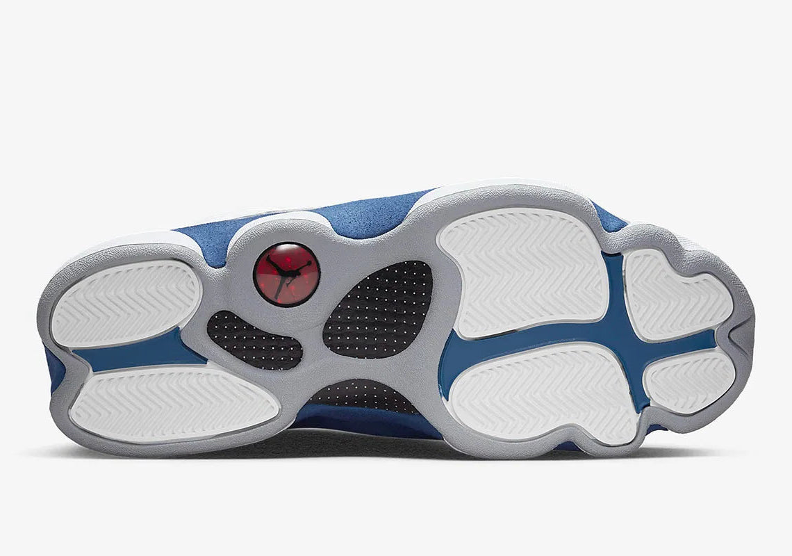 Air Jordan 13 Retro French Blue 414571-164 en cuir blanc avec panneaux French Blue, avant-pied gris, Jumpman rouge et hologramme latéral vue de dessous. 