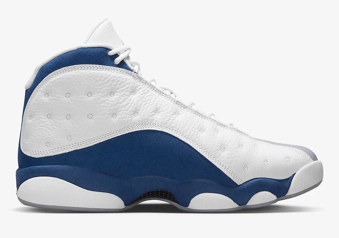 Air Jordan 13 Retro French Blue 414571-164 en cuir blanc avec panneaux French Blue, avant-pied gris, Jumpman rouge et hologramme latéral vue de profil intérieur. 