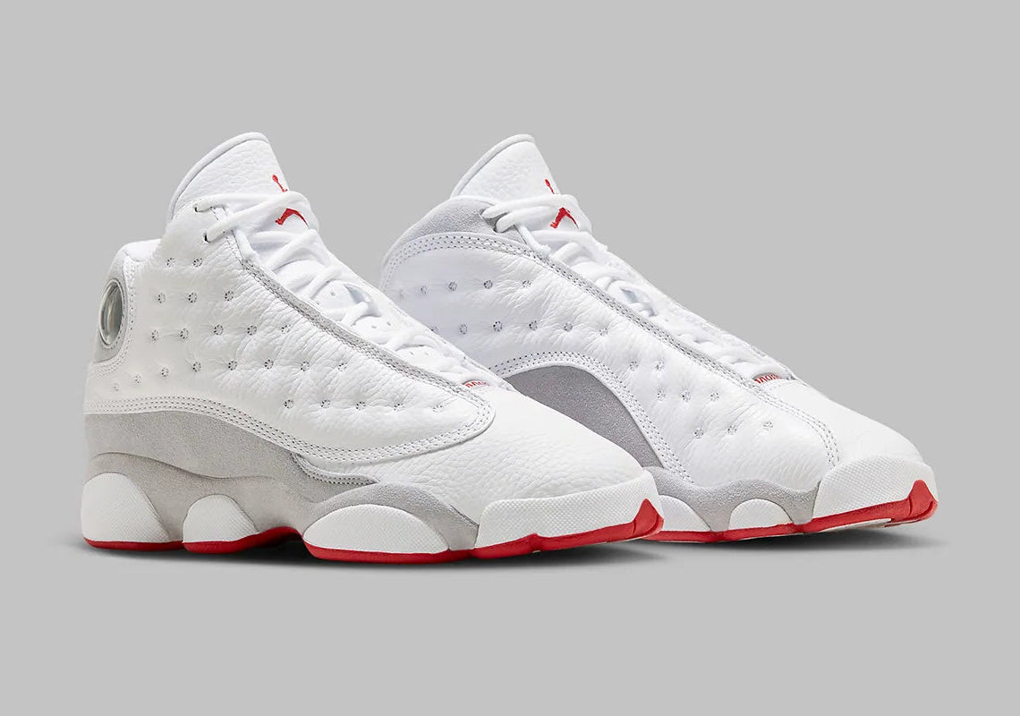 Air Jordan 13 Retro Wolf Grey 2023 (TD) en cuir blanc avec empiècements Wolf Grey, détails True Red, Jumpman et hologramme au talon.