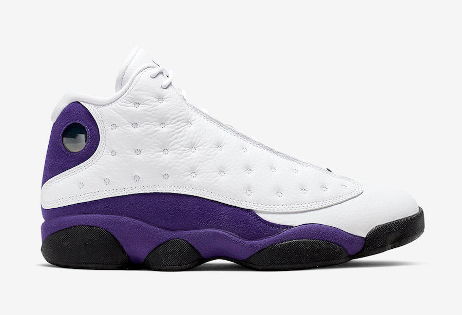 Air Jordan 13 Retro Lakers 414571-105 en cuir blanc avec garde-boue en suède Court Purple, détails dorés et hologramme latéral vue de profil. 