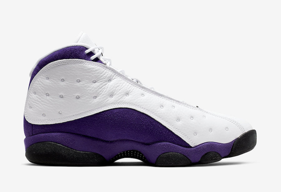 Air Jordan 13 Retro Lakers 414571-105 en cuir blanc avec garde-boue en suède Court Purple, détails dorés et hologramme latéral vue de profil intérieur. 