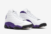 Air Jordan 13 Retro Lakers 414571-105 en cuir blanc avec garde-boue en suède Court Purple, détails dorés et hologramme latéral vue de 3/4 face. 