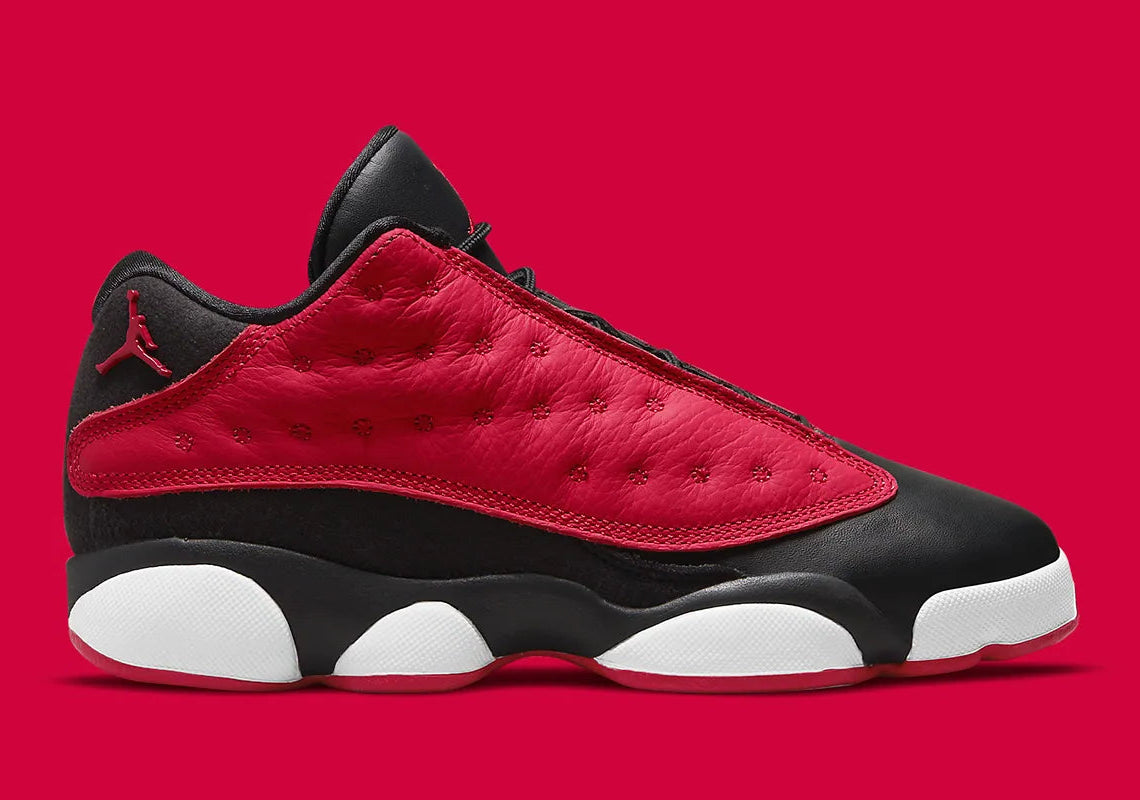 Air Jordan 13 Retro Low Very Berry (TD) en coloris Black/Very Berry-White, avec base noire et détails Very Berry.
