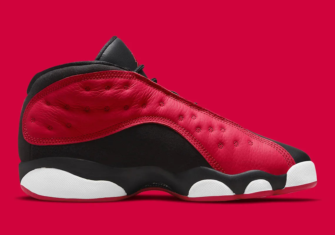 Air Jordan 13 Retro Low Very Berry (TD) en coloris Black/Very Berry-White, avec base noire et détails Very Berry.
