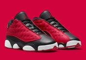 Air Jordan 13 Retro Low Very Berry (TD) en coloris Black/Very Berry-White, avec base noire et détails Very Berry.