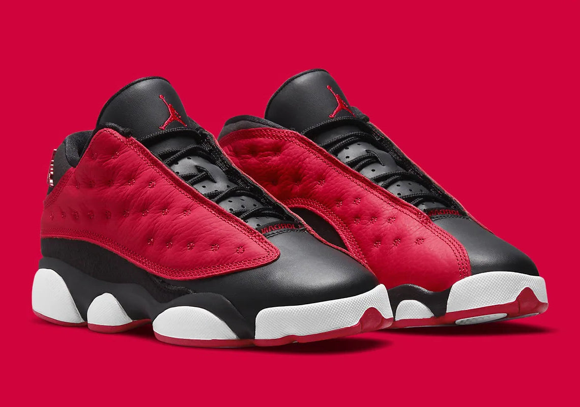 Air Jordan 13 Retro Low Very Berry (TD) en coloris Black/Very Berry-White, avec base noire et détails Very Berry.
