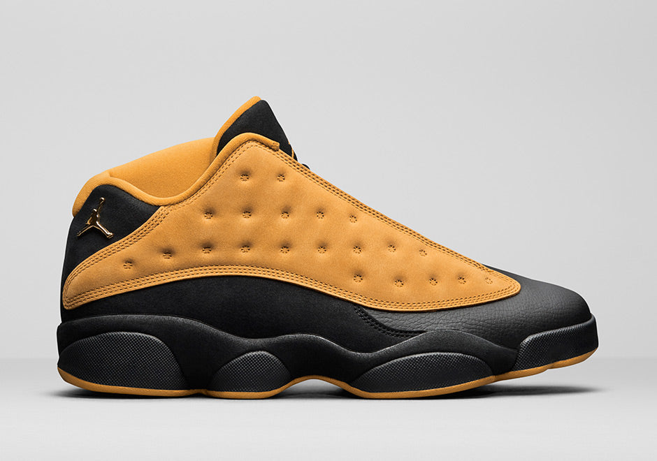 Air Jordan 13 Retro Low Chutney 310810-022 en cuir noir avec panneaux en suède brun Chutney, semelle segmentée et silhouette basse vue de profil. 