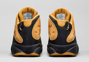 Air Jordan 13 Retro Low Chutney 310810-022 en cuir noir avec panneaux en suède brun Chutney, semelle segmentée et silhouette basse vue de derrière. 